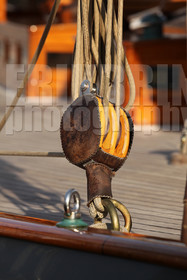 ref-20240-greement-poulie-pont-de-bateau-vieux-greement-mer.jpg