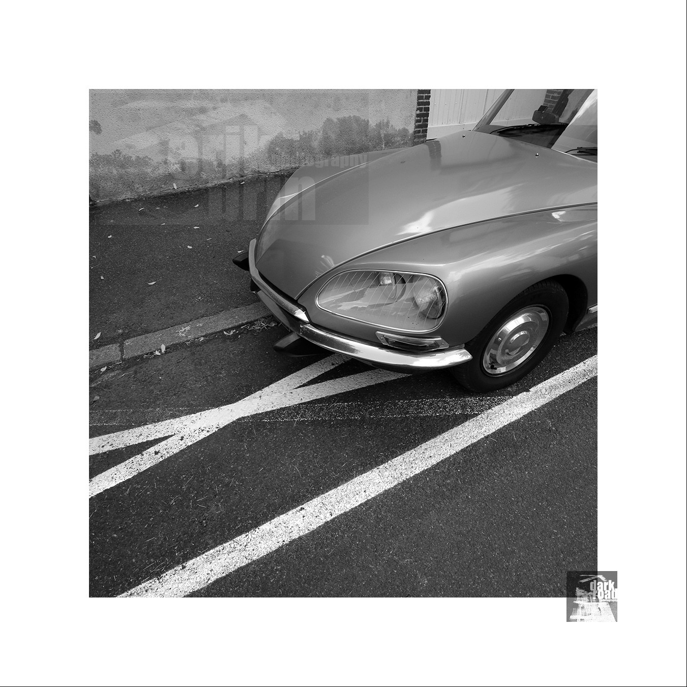 Voitures anciennes en noir et blanc