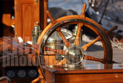 ref-20370-greement-barre-de-bateau-pont-de-bateau-vieux-greement-mer.jpg