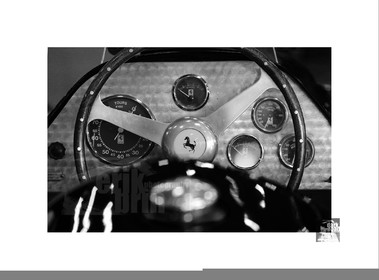 Voitures anciennes en noir et blanc