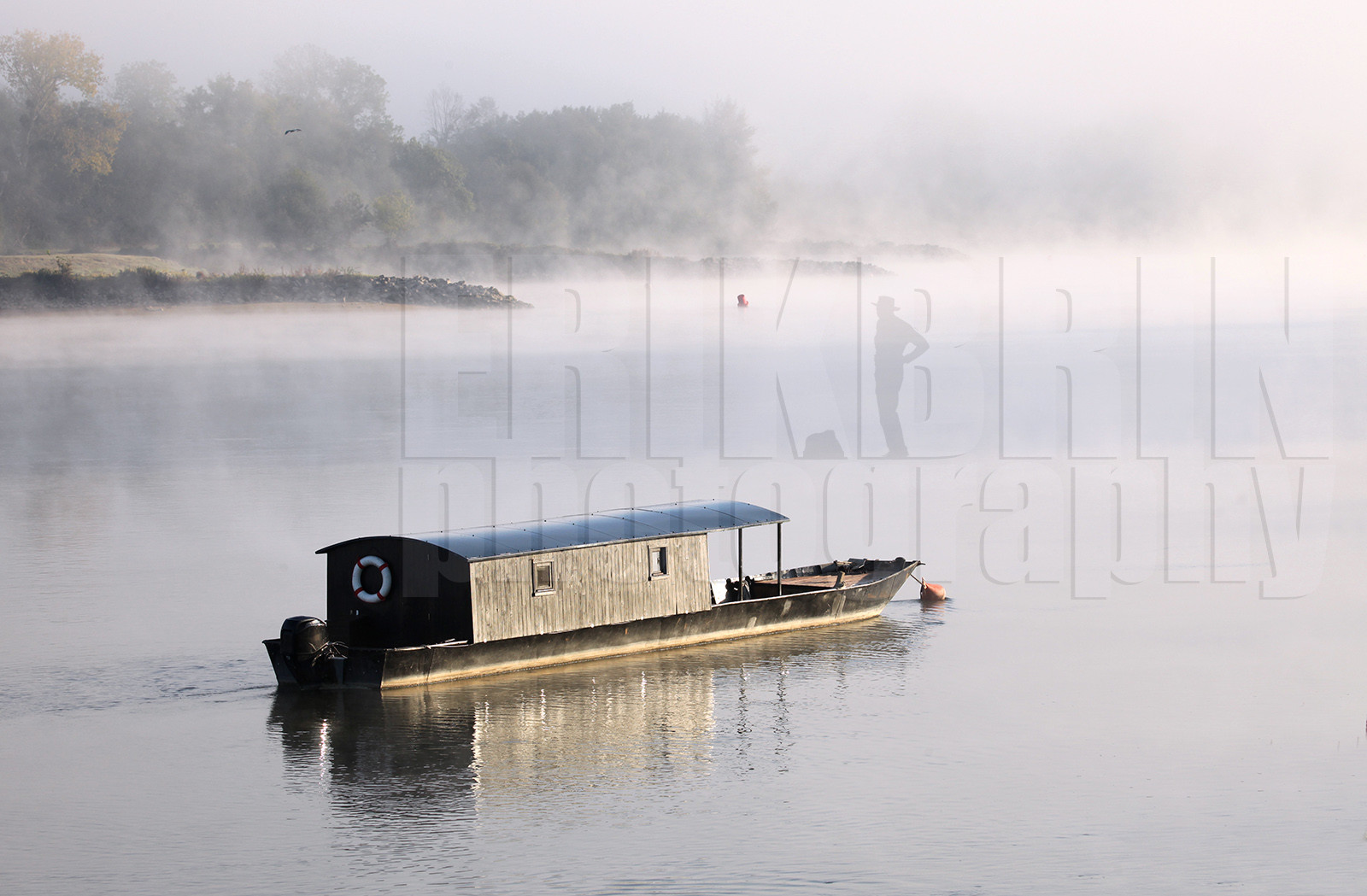 ref-1630-lo11-la-loire-toue-cabanee-banc-de-sable-paysage-photos-de-la-loire-photographe-brume-brouillard.jpg