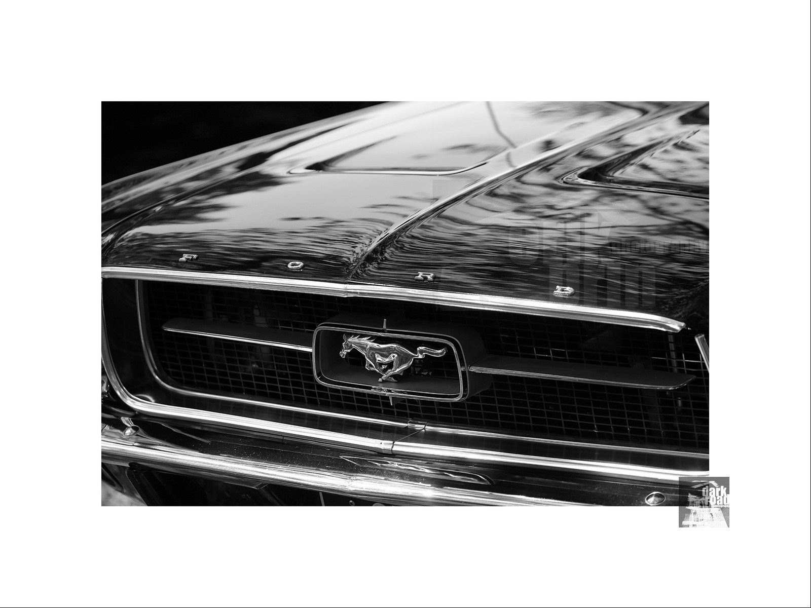 Voitures anciennes en noir et blanc