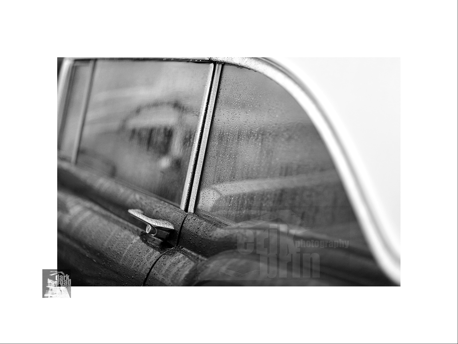 Voitures anciennes en noir et blanc