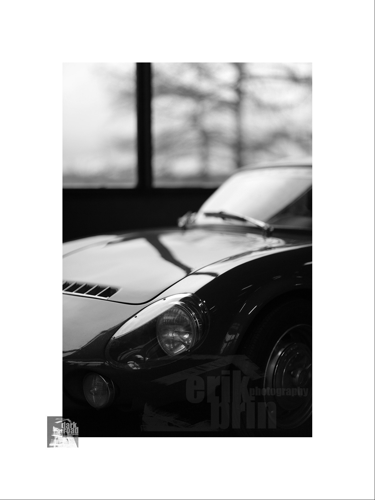 Voitures anciennes en noir et blanc