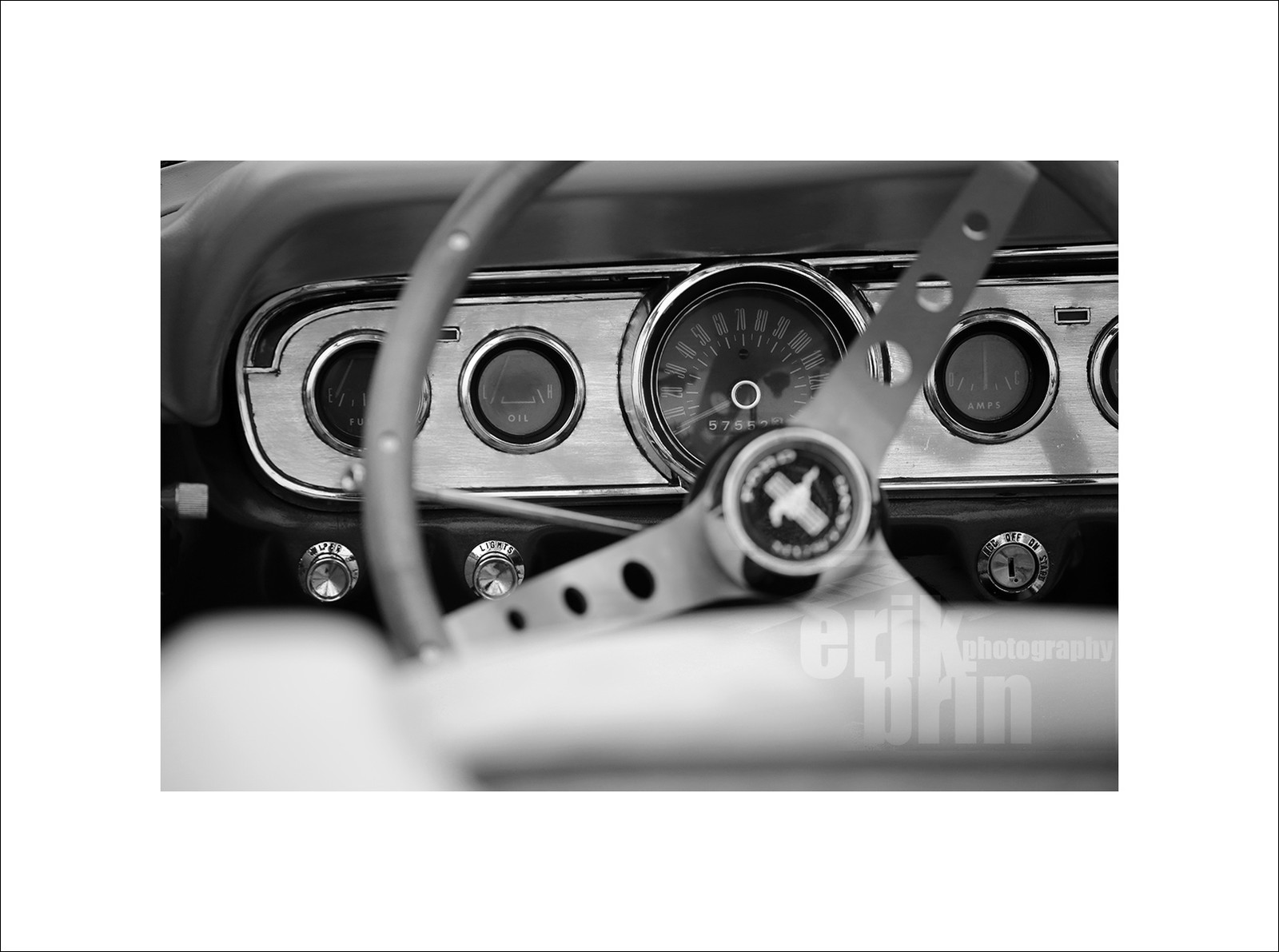 voit0135-voiture-ancienne-vieille-voiture-ford-mustang-photo-noir-et-blanc-photographe-vintage-.jpg