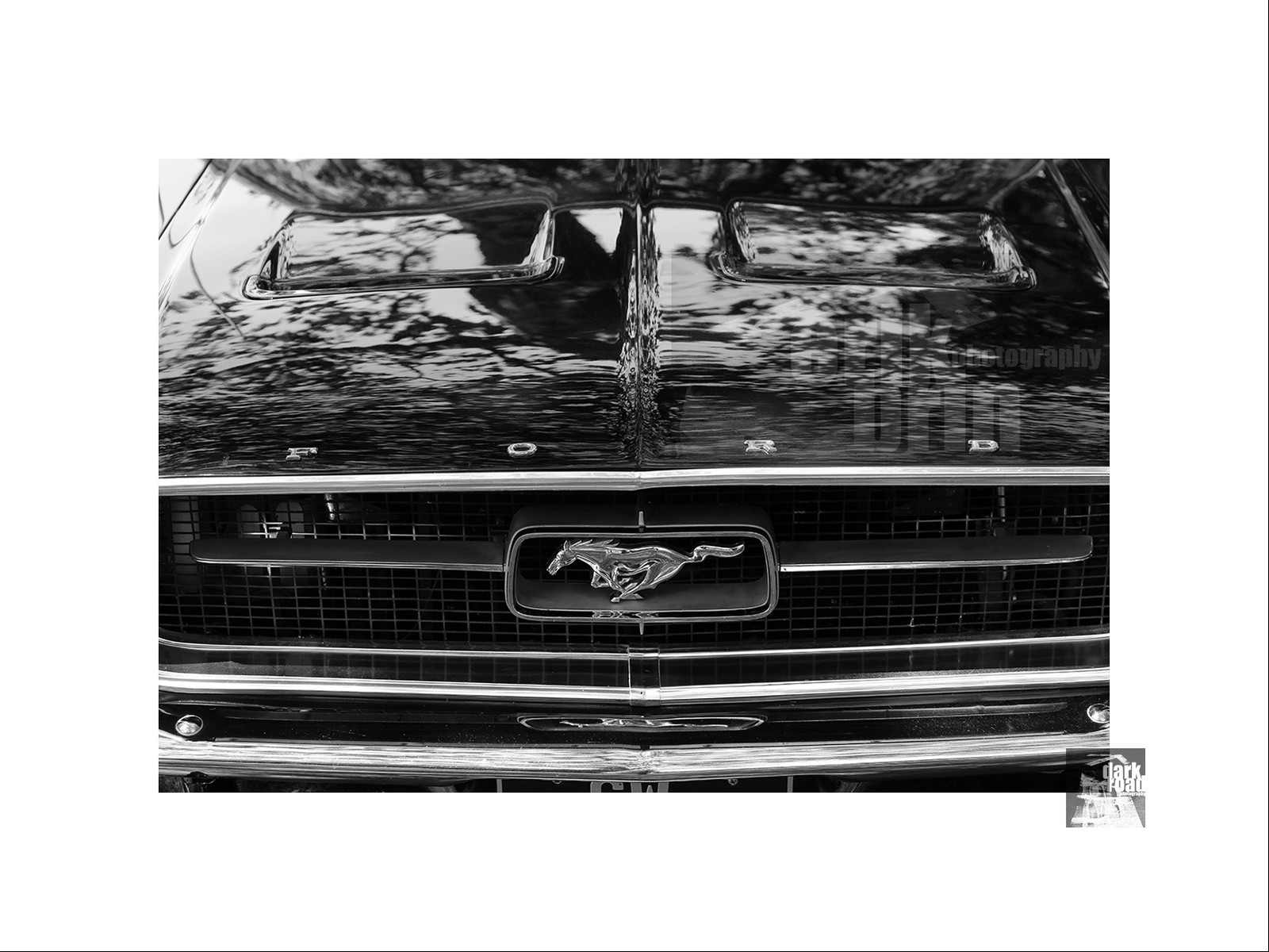 Voitures anciennes en noir et blanc