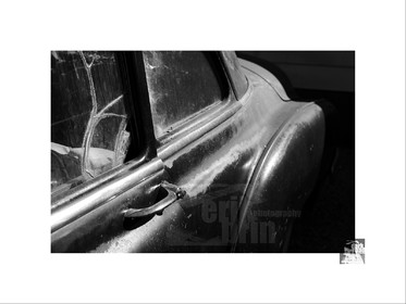 Voitures anciennes en noir et blanc