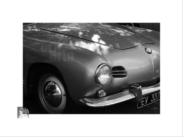 Voitures anciennes en noir et blanc