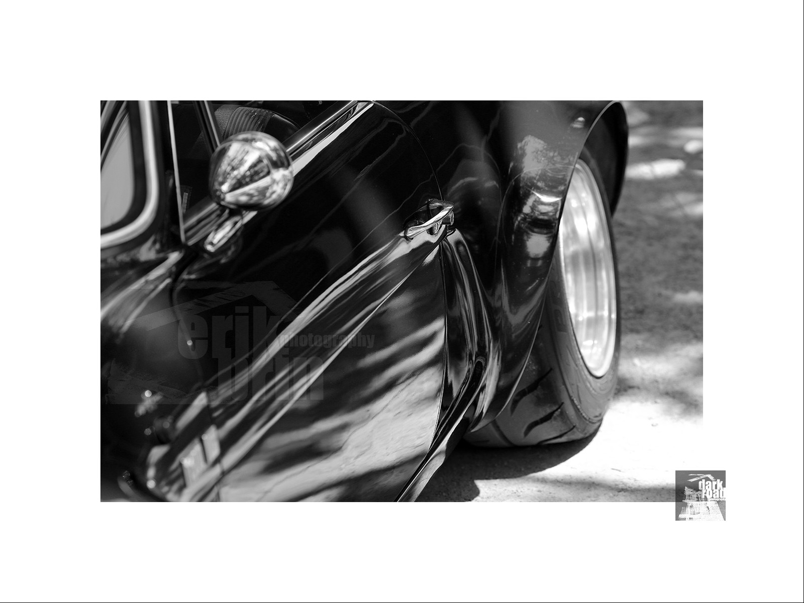 Voitures anciennes en noir et blanc