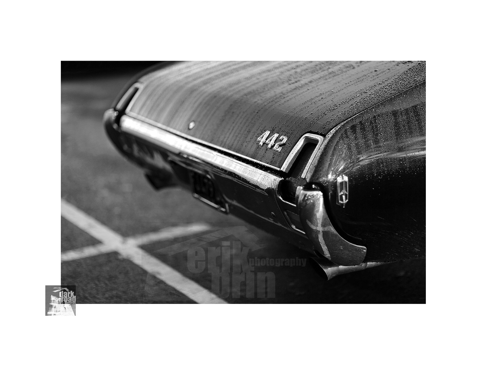 Voitures anciennes en noir et blanc