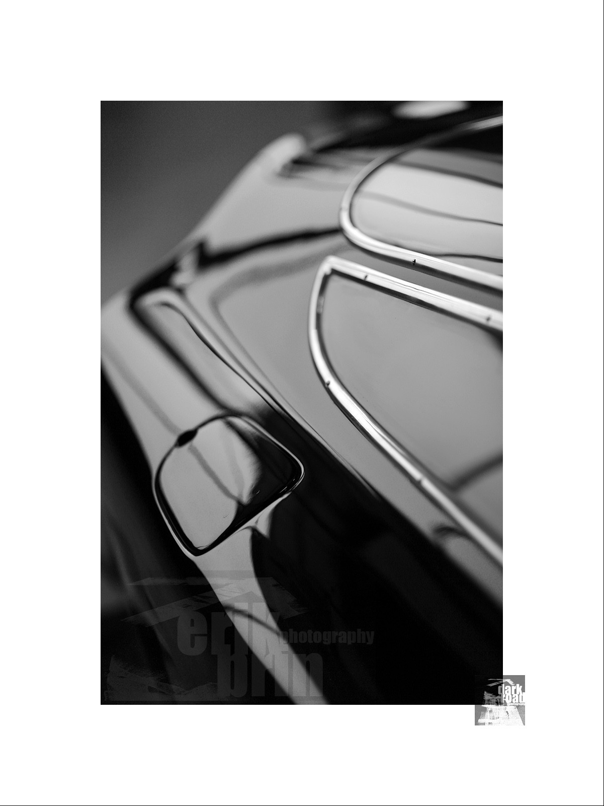 Voitures anciennes en noir et blanc