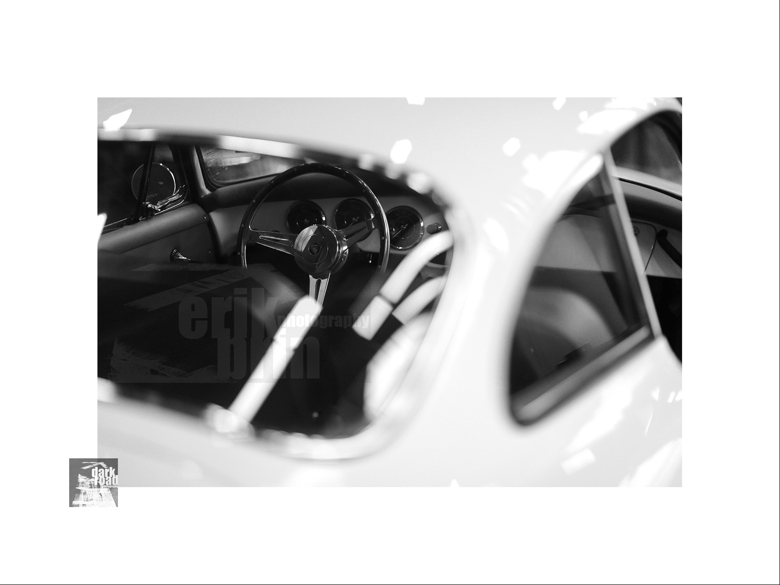 Voitures anciennes en noir et blanc