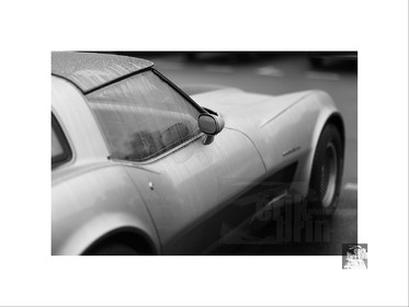 Voitures anciennes en noir et blanc