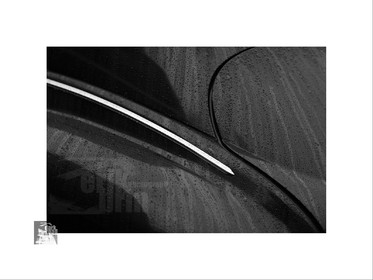 Voitures anciennes en noir et blanc