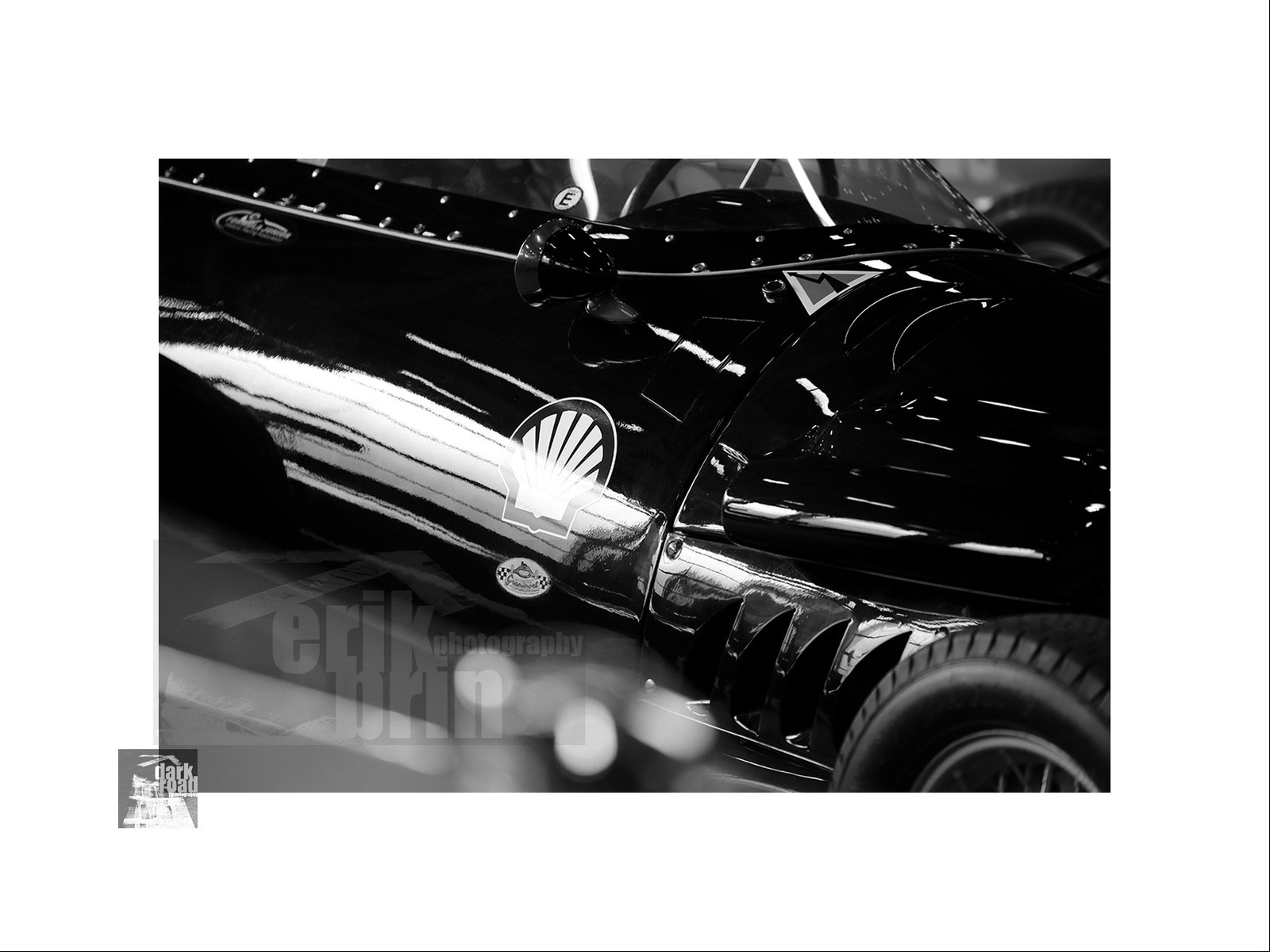 Voitures anciennes en noir et blanc