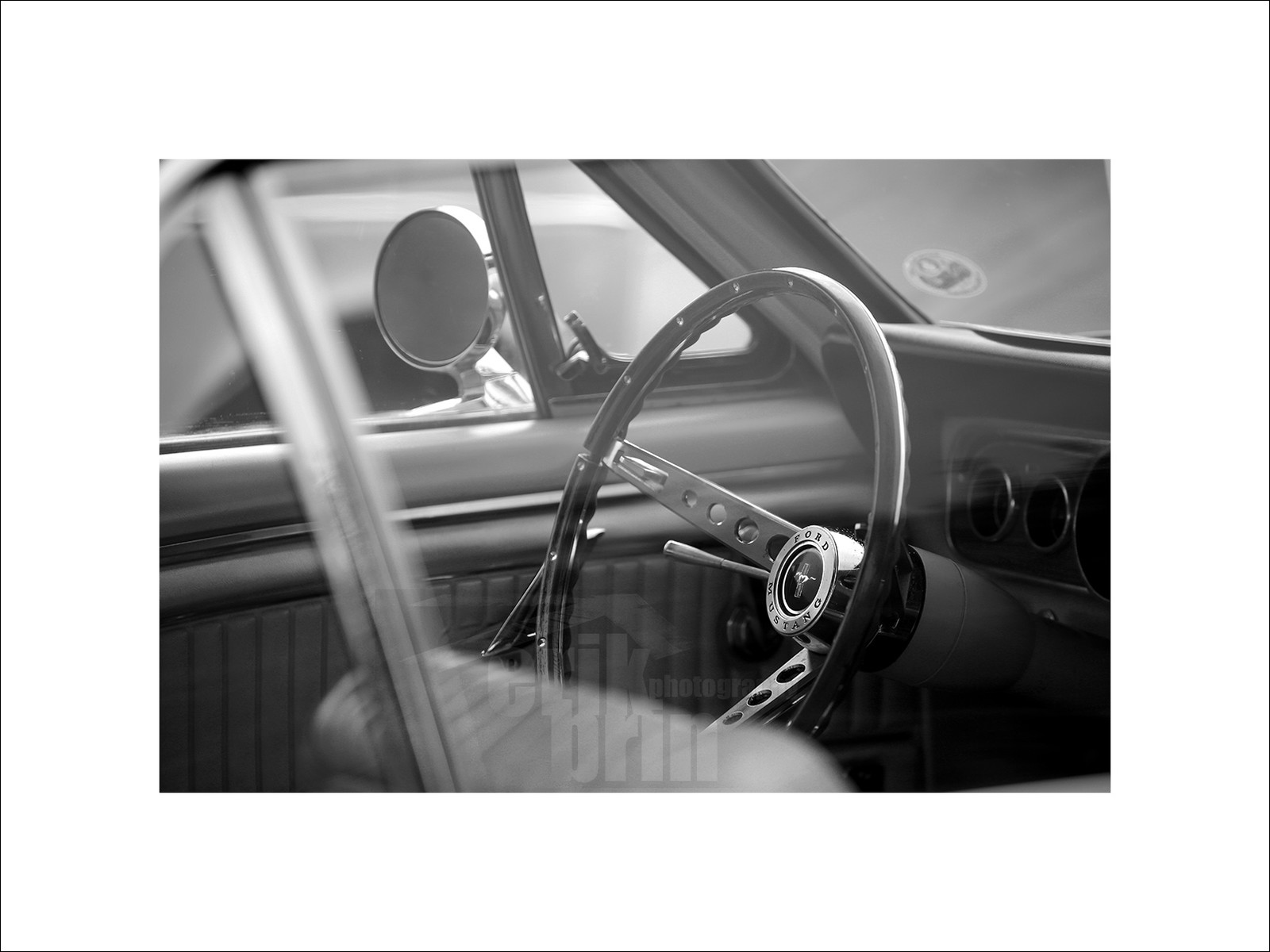 voit0130-voiture-ancienne-vieille-voiture-ford-mustang-photo-noir-et-blanc-photographe-vintage-.jpg
