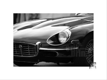 Voitures anciennes en noir et blanc