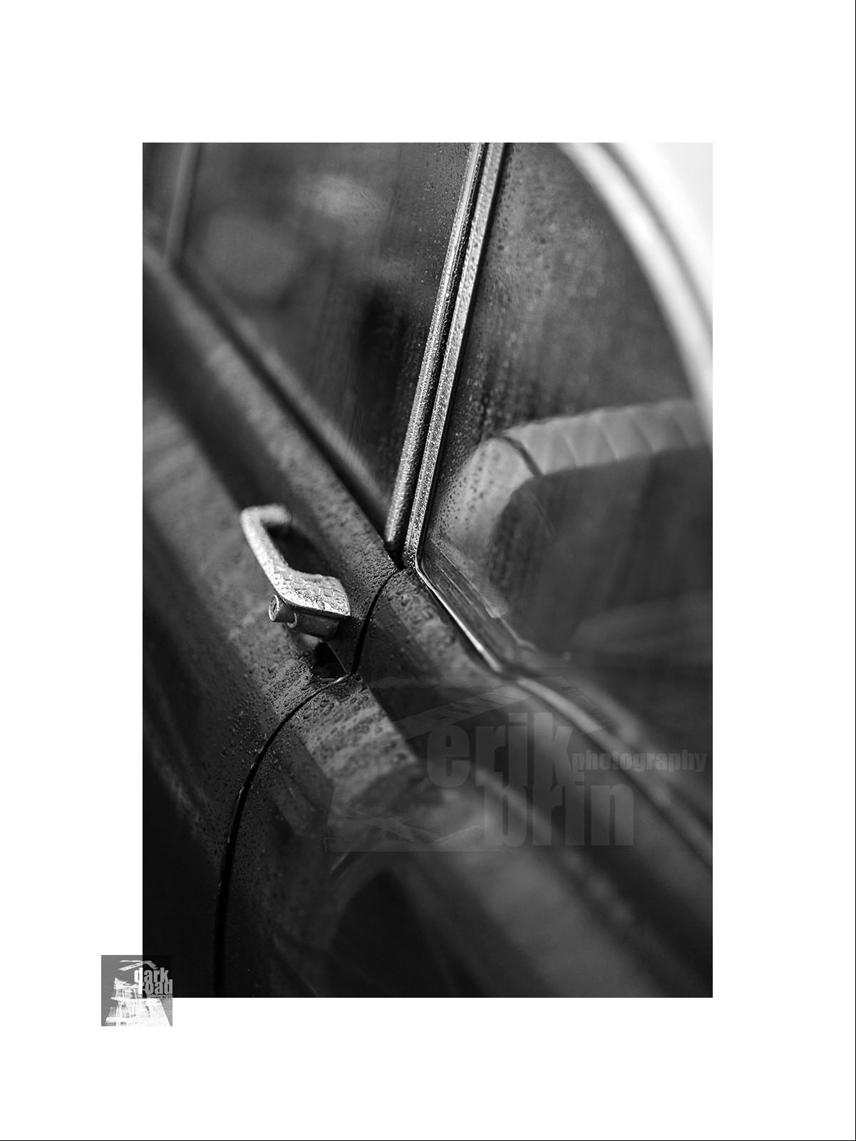 Voitures anciennes en noir et blanc