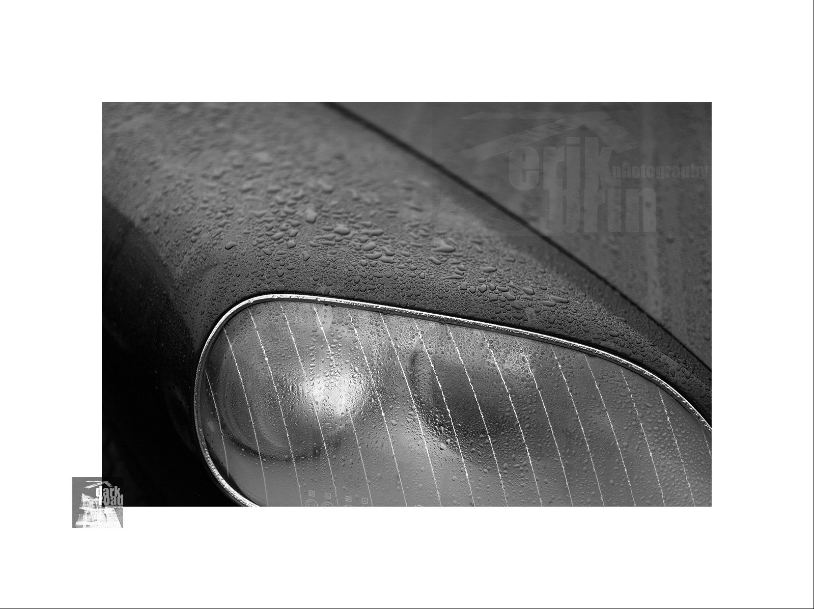 Voitures anciennes en noir et blanc