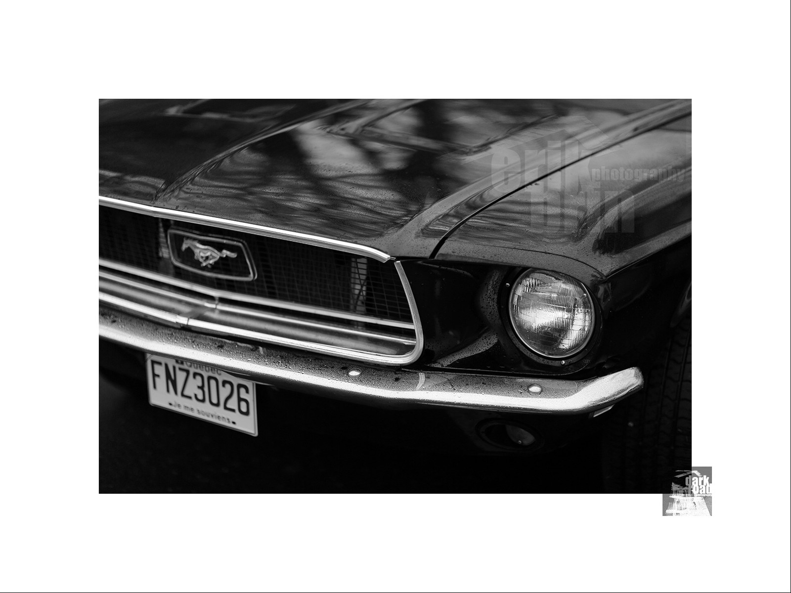 Voitures anciennes en noir et blanc