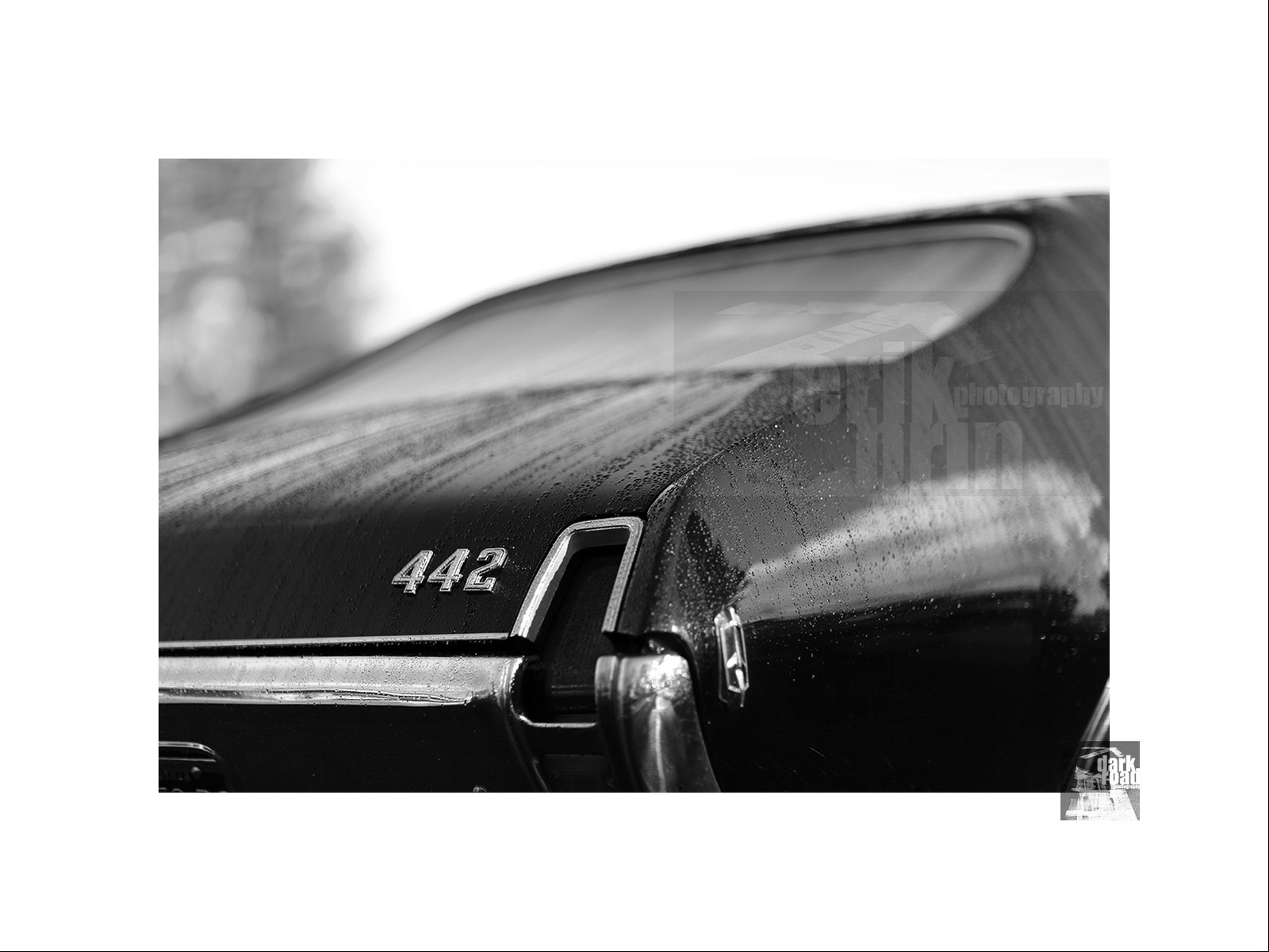 Voitures anciennes en noir et blanc