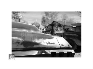 Voitures anciennes en noir et blanc