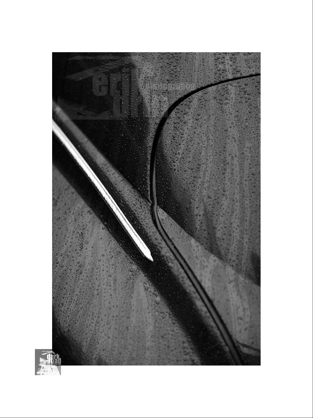 Voitures anciennes en noir et blanc