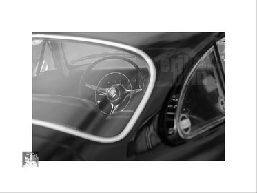 Voitures anciennes en noir et blanc