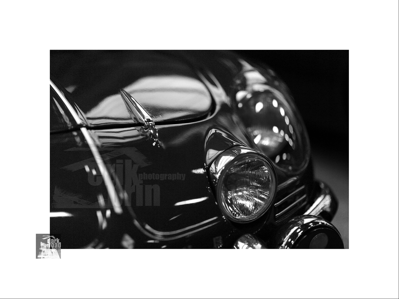 Voitures anciennes en noir et blanc