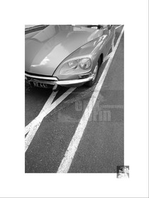 Voitures anciennes en noir et blanc