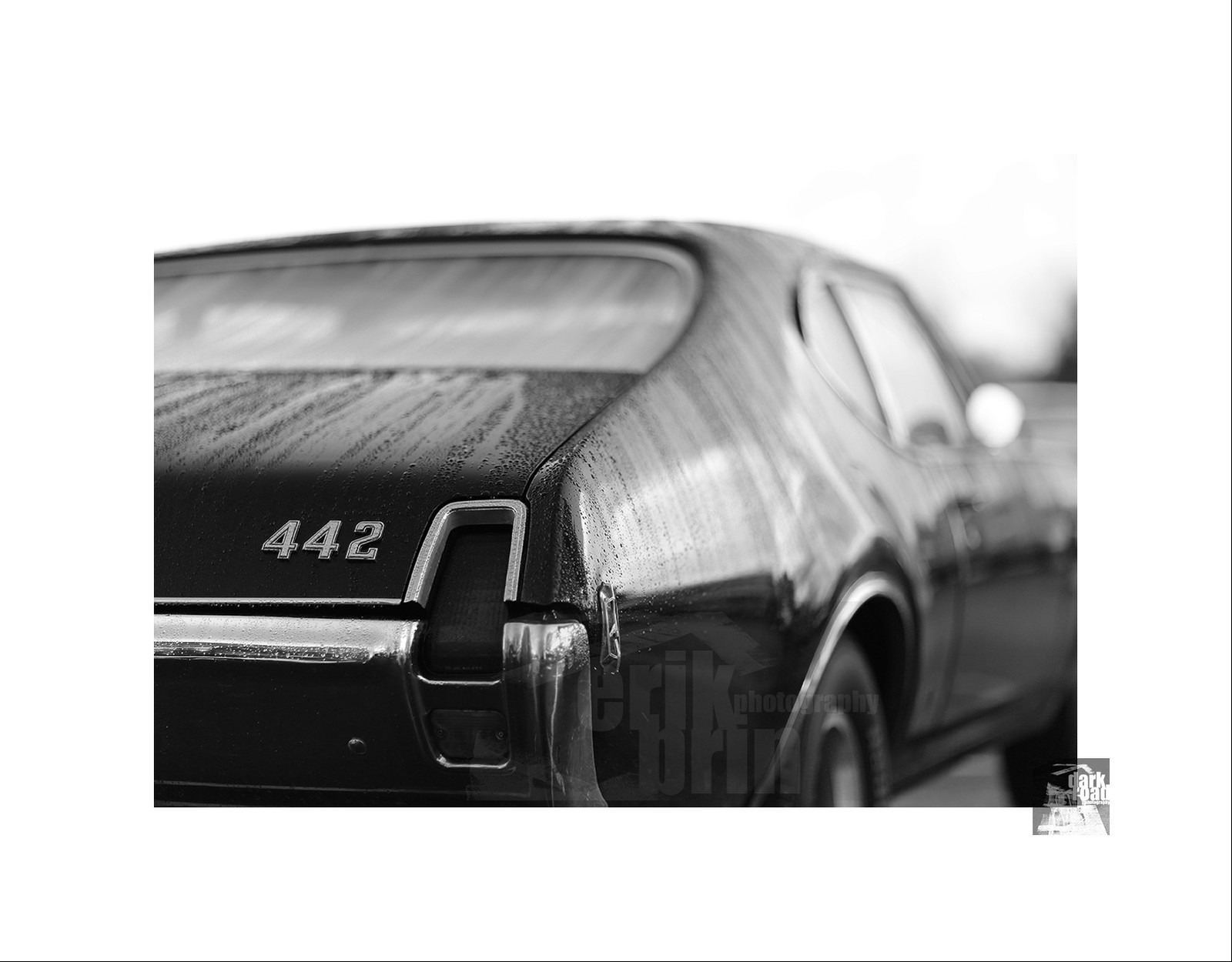 Voitures anciennes en noir et blanc