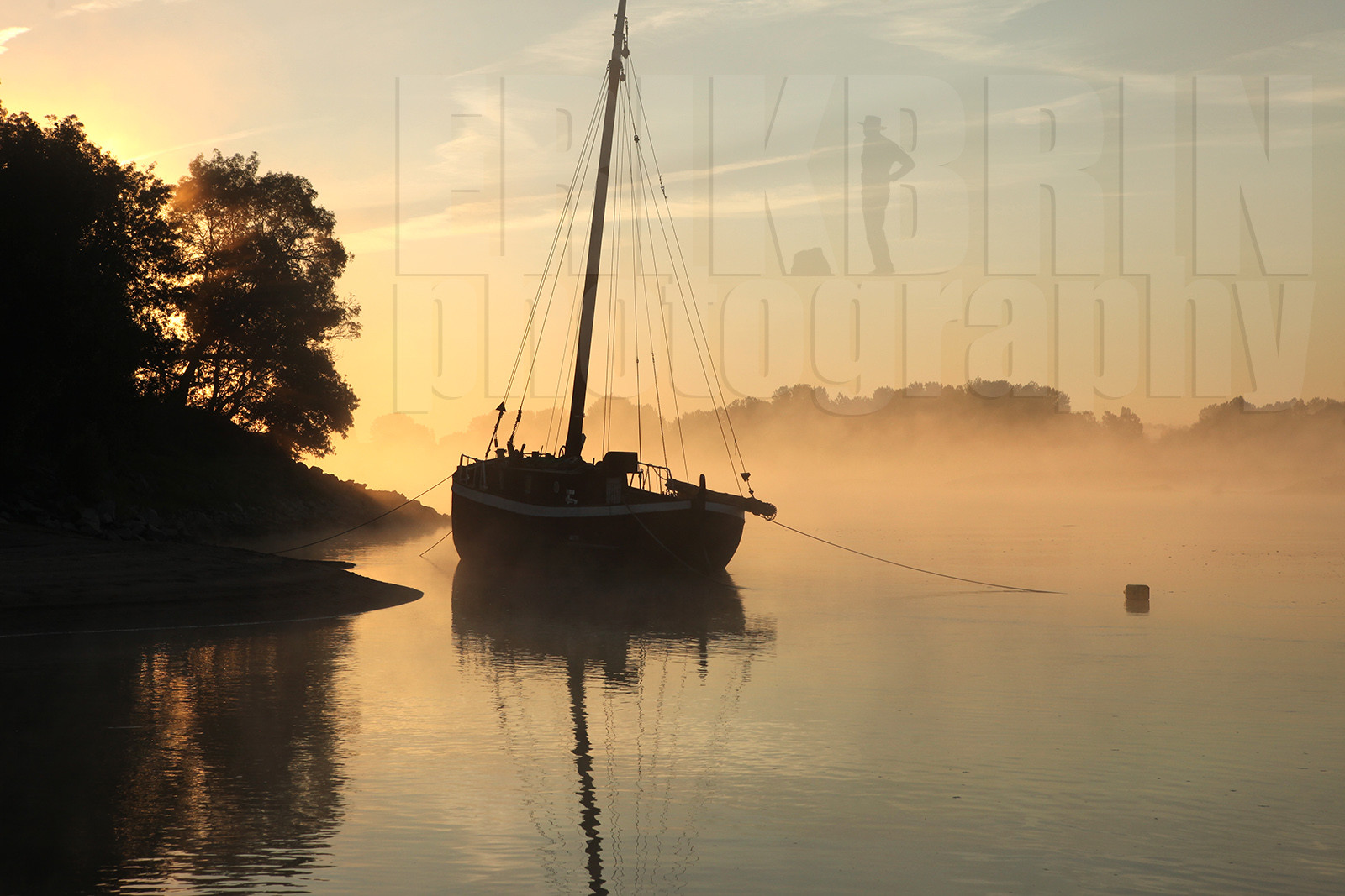 ref-1530-lo12-la-loire-gabare-banc-de-sable-paysage-photos-de-la-loire-photographe-brume-brouillard.jpg