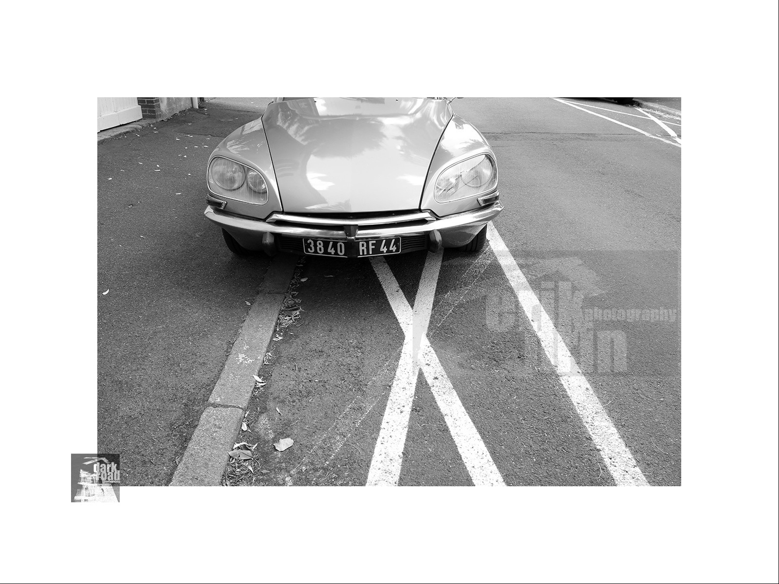 Voitures anciennes en noir et blanc