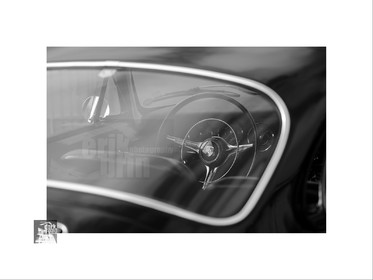 Voitures anciennes en noir et blanc