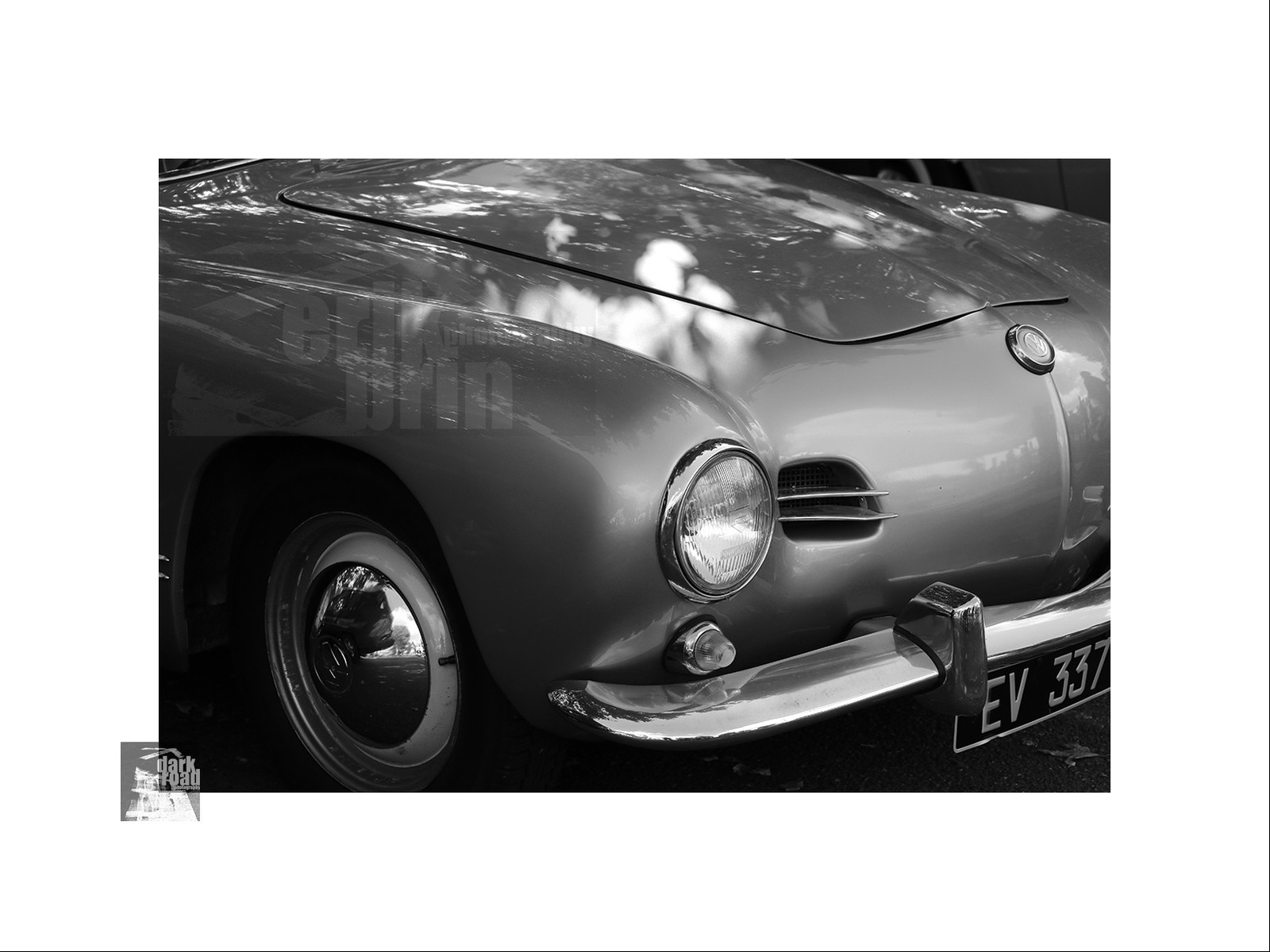 Voitures anciennes en noir et blanc