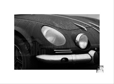 Voitures anciennes en noir et blanc