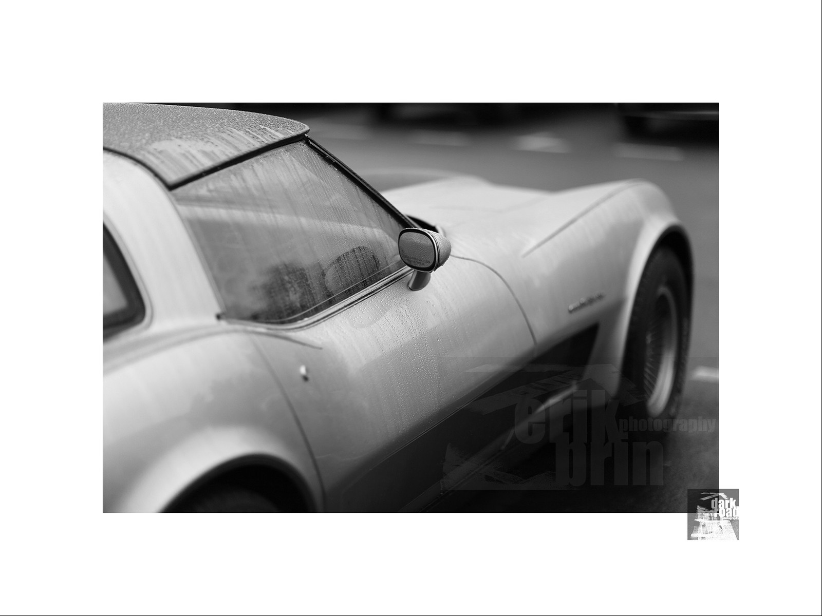 Voitures anciennes en noir et blanc