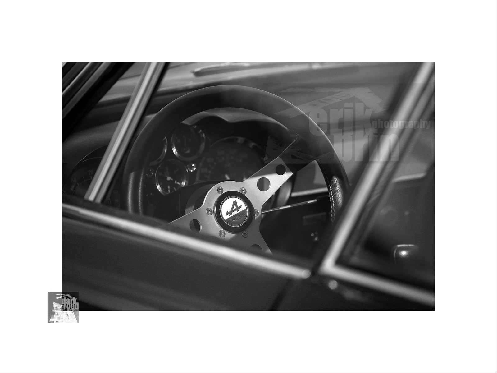 Voitures anciennes en noir et blanc