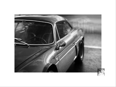 Voitures anciennes en noir et blanc