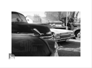 Voitures anciennes en noir et blanc