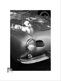 Voitures anciennes en noir et blanc