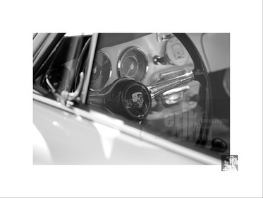 Voitures anciennes en noir et blanc