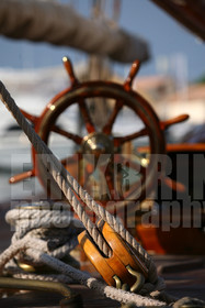 ref-20950-greement-poulie-pont-de-bateau-vieux-greement-mer.jpg