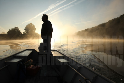 ref-1050-la-loire-pecheur-brume-bord-de-loire-photos-de-la-loire-nature-paysage.jpg
