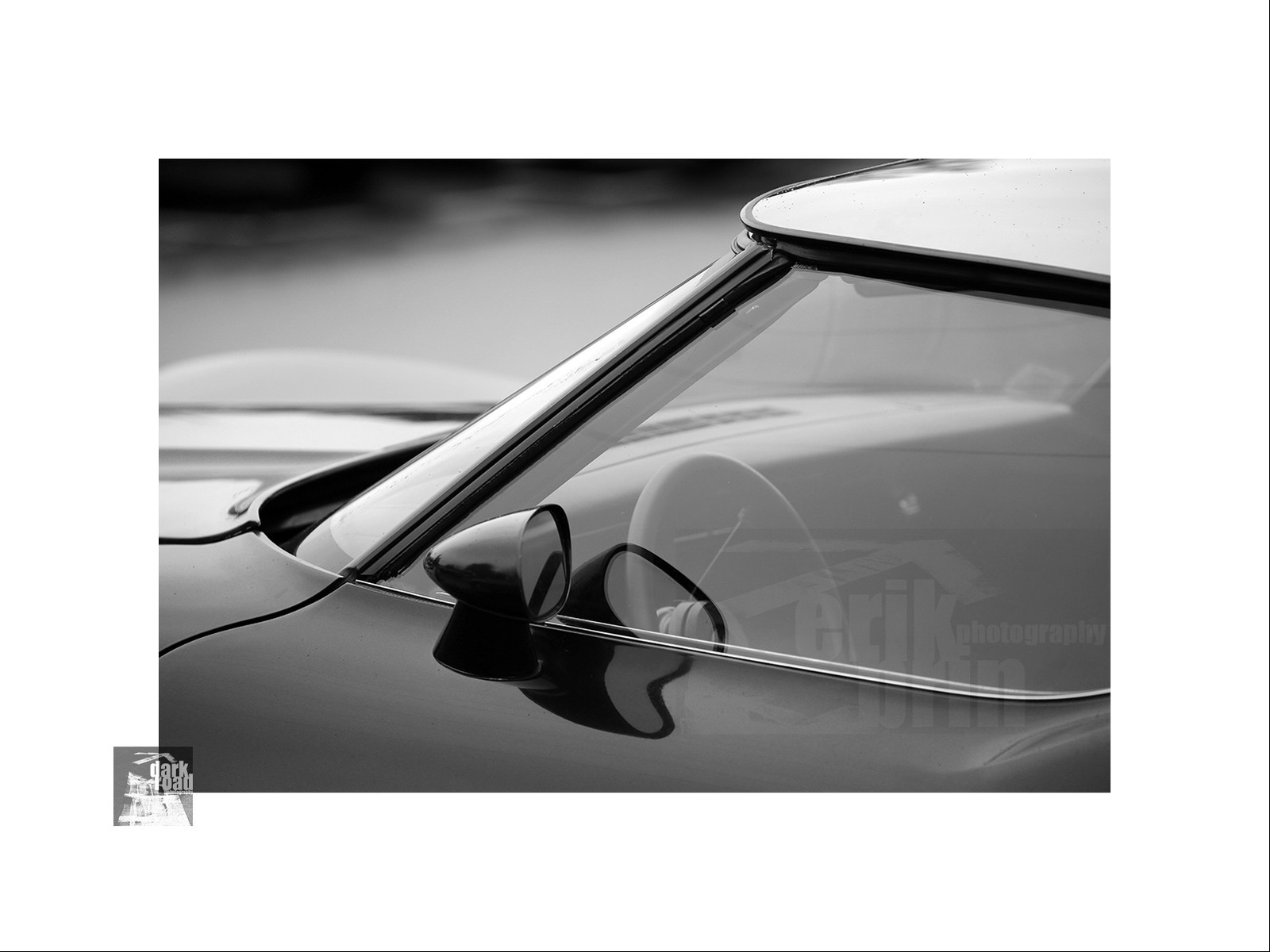 Voitures anciennes en noir et blanc