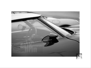 Voitures anciennes en noir et blanc