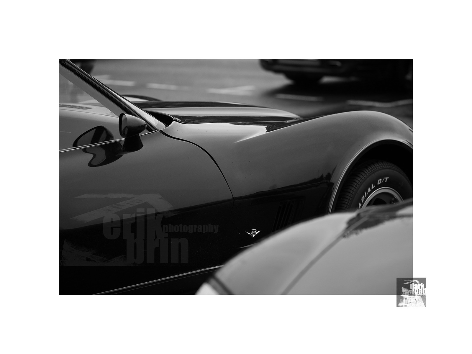 Voitures anciennes en noir et blanc