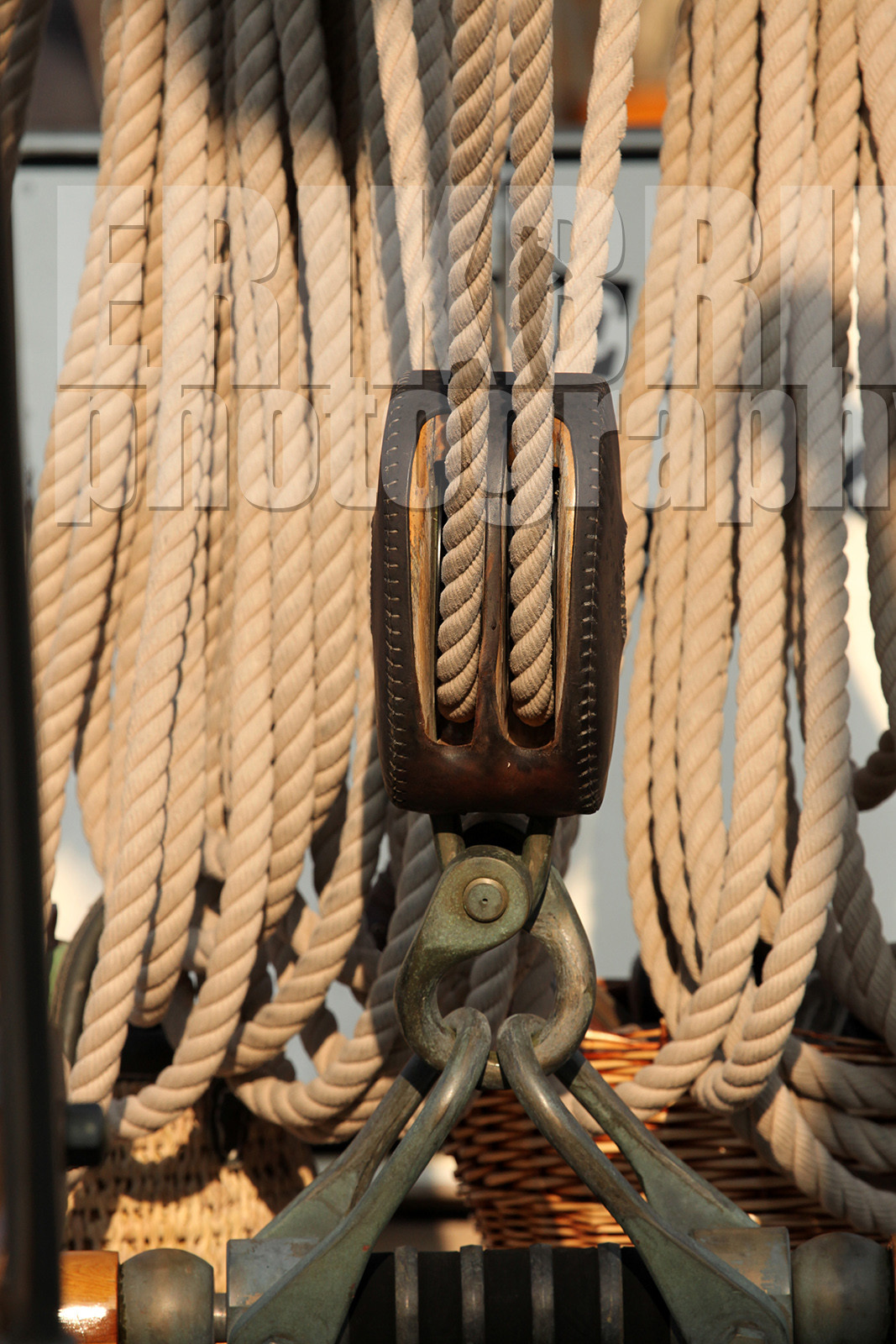 ref-20320-greement-poulie-pont-de-bateau-vieux-greement-mer.jpg