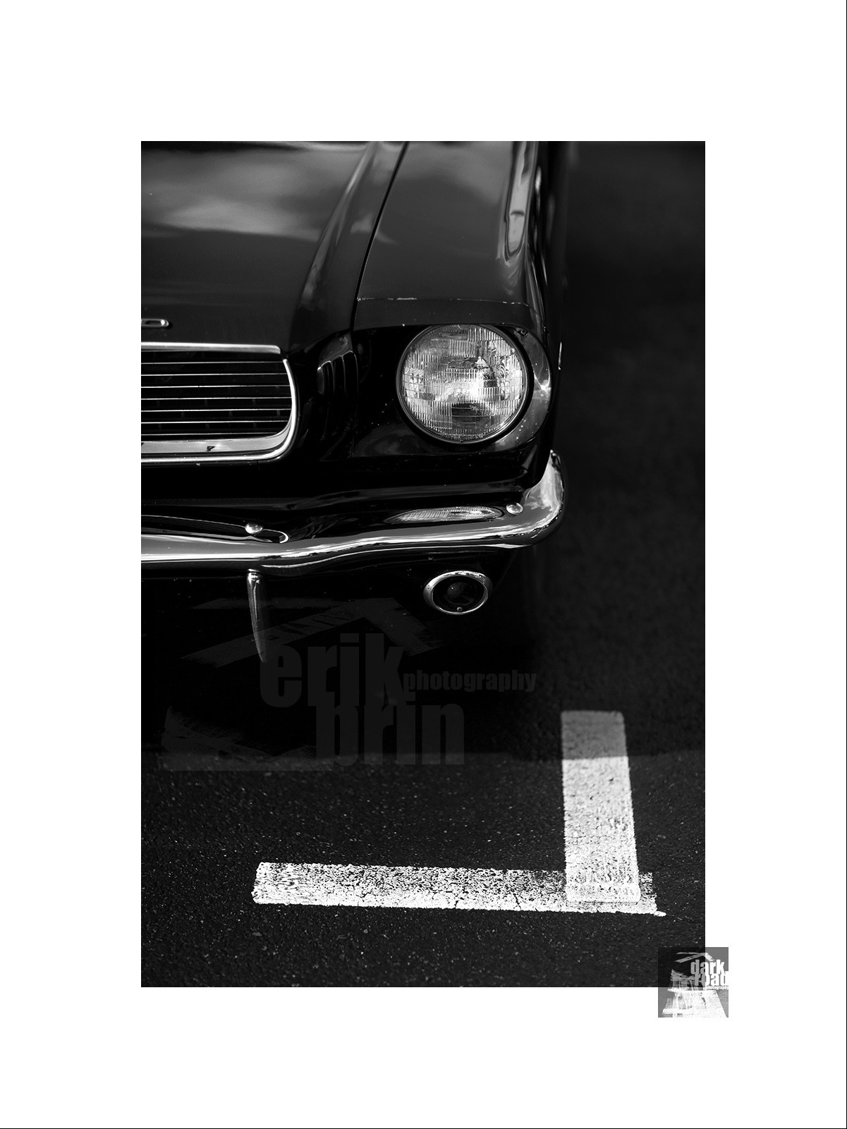 Voitures anciennes en noir et blanc