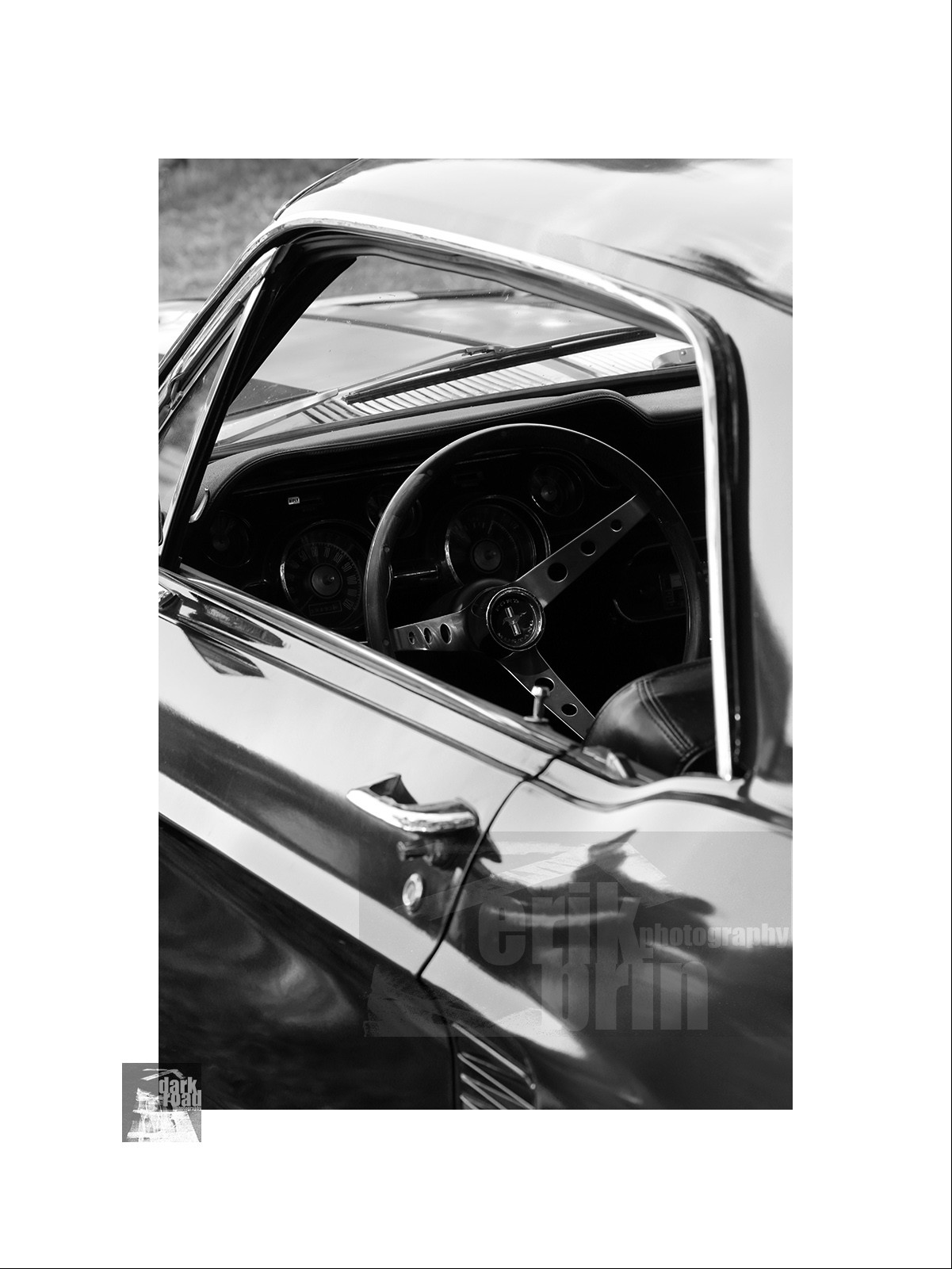 Voitures anciennes en noir et blanc